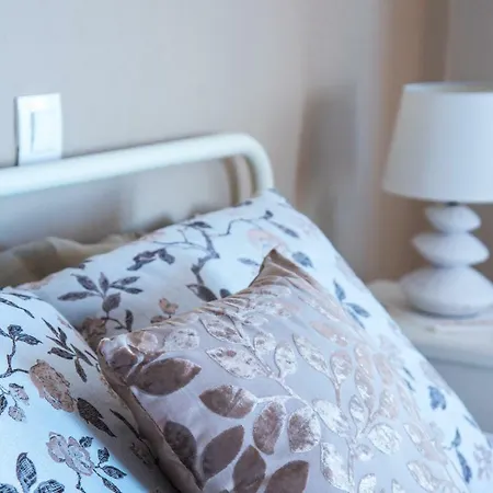 Amazing View By The Pool In